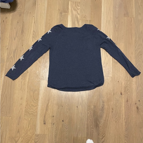 Dark blue sweater with gray stars on the side of sleeves - Picture 3 of 5